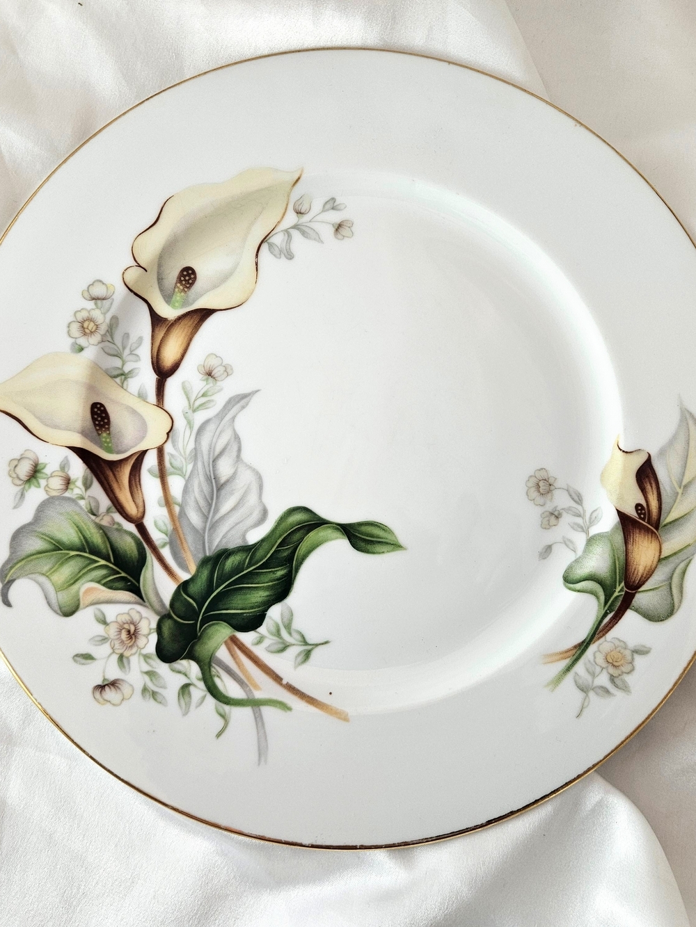 Elegant White Floral Dinner Plate with Green Calla Lily Motif, Made In Japan